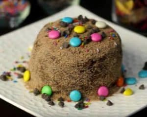 ब्रेड बिस्किट केक बनाने की विधि | Bread Biscuit Cake in hindi Bread Biscuit Cake in white plate