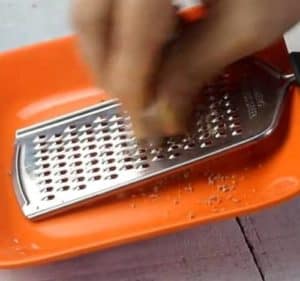 ब्रेड बिस्किट केक बनाने की विधि | Bread Biscuit Cake in hindi Grater in plate
