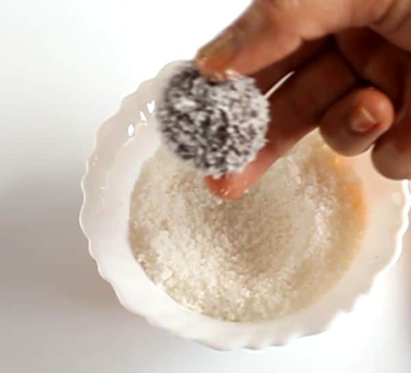 चॉकलेट नारियल बॉल्स कैसे बनाते है | Chocolate Coconut Balls Recipe In Hindi Coconut Chocolate Balls