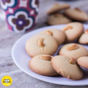 वैनिला कुकीस बनाने की विधि | Vanilla Cookies Recipes In Hindi vanilla cookies on a white plate with some cookies