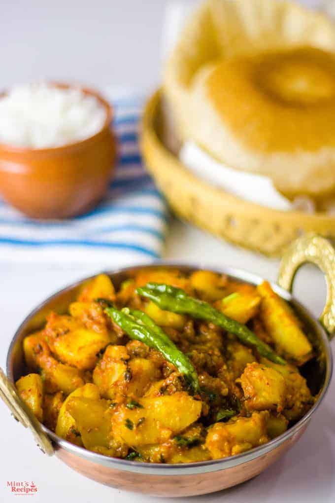 Aloo Tamatar Ki Sabzi served with poori