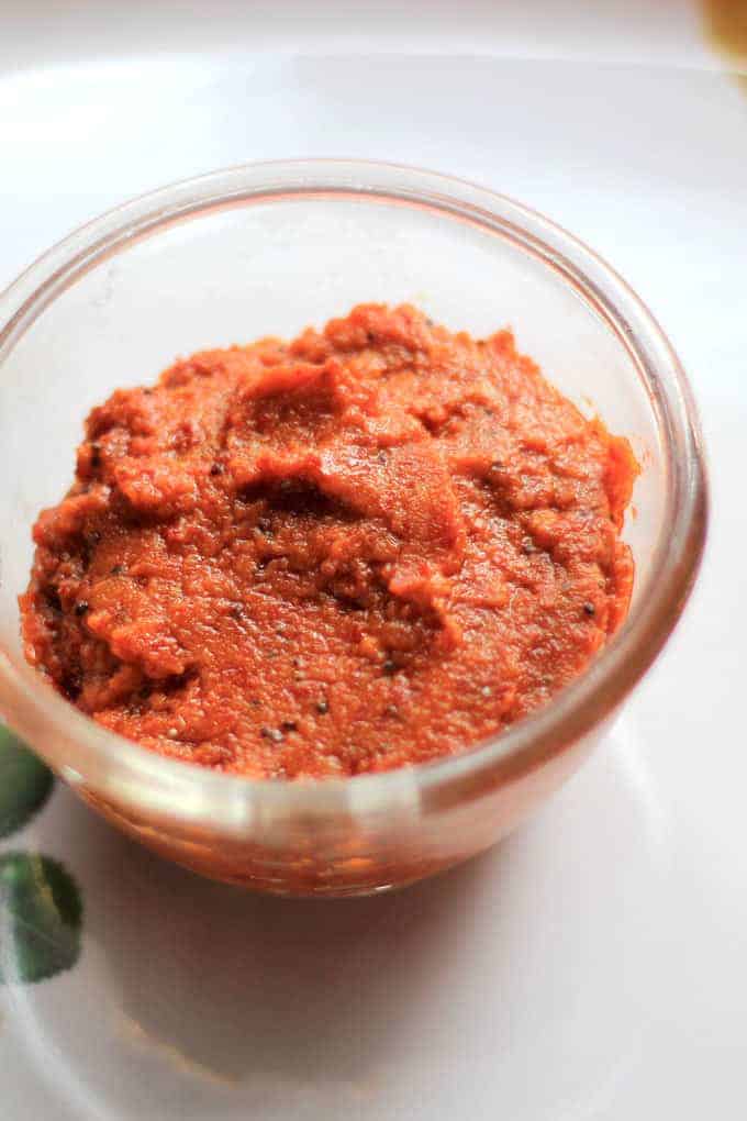 Lahsun ki chutney on transparent bowl 