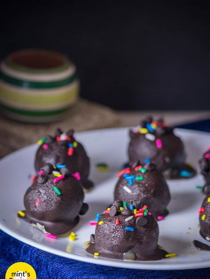 Oreo biscuits balls on a white plate