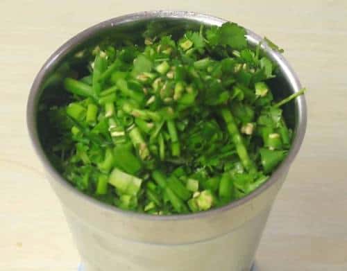 Palak mixture, coriander and mints leaves in mixture jar