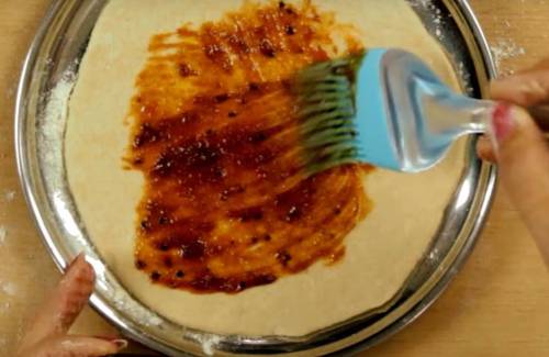 Pizza sauce on chappati